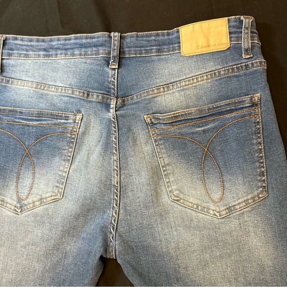 Calvin Klein Jeans Slim Fit in Faded Blue - Picture 8 of 9